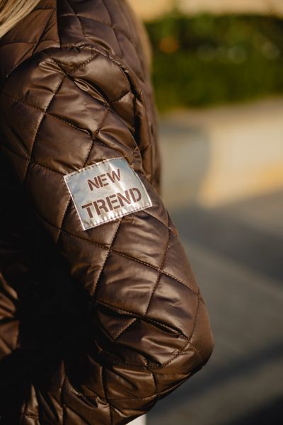 Жіноча куртка колір коричневий р.42/44 408646 408666 фото