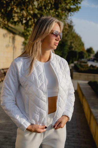 Жіноча куртка колір білий р.42/44 408669 408670 фото