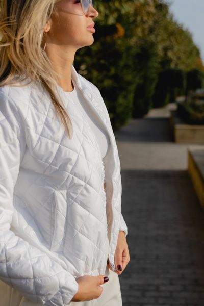 Жіноча куртка колір білий р.42/44 408669 408670 фото